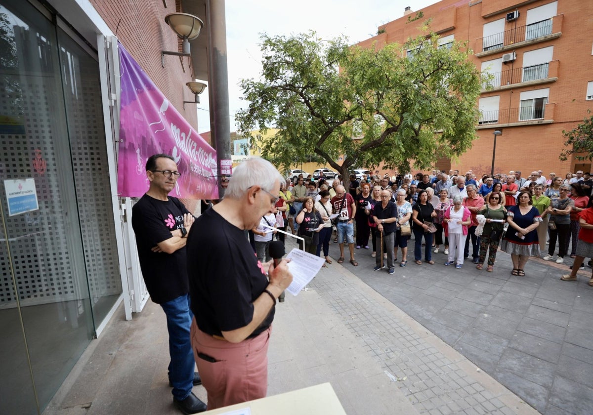 Concentración de vecinos de la Malvarrosa frente al centro social y de mayores del barrio.