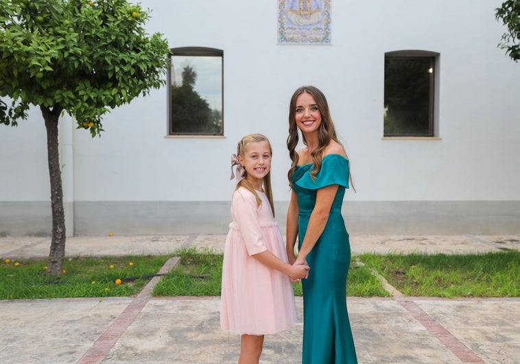 Valería Martínez, candidata infantil, junto a Claudia Sáez, aspirante a fallera mayor de Valencia 2025.