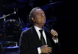 Julio Iglesias durante un concierto en una imagen de archivo.