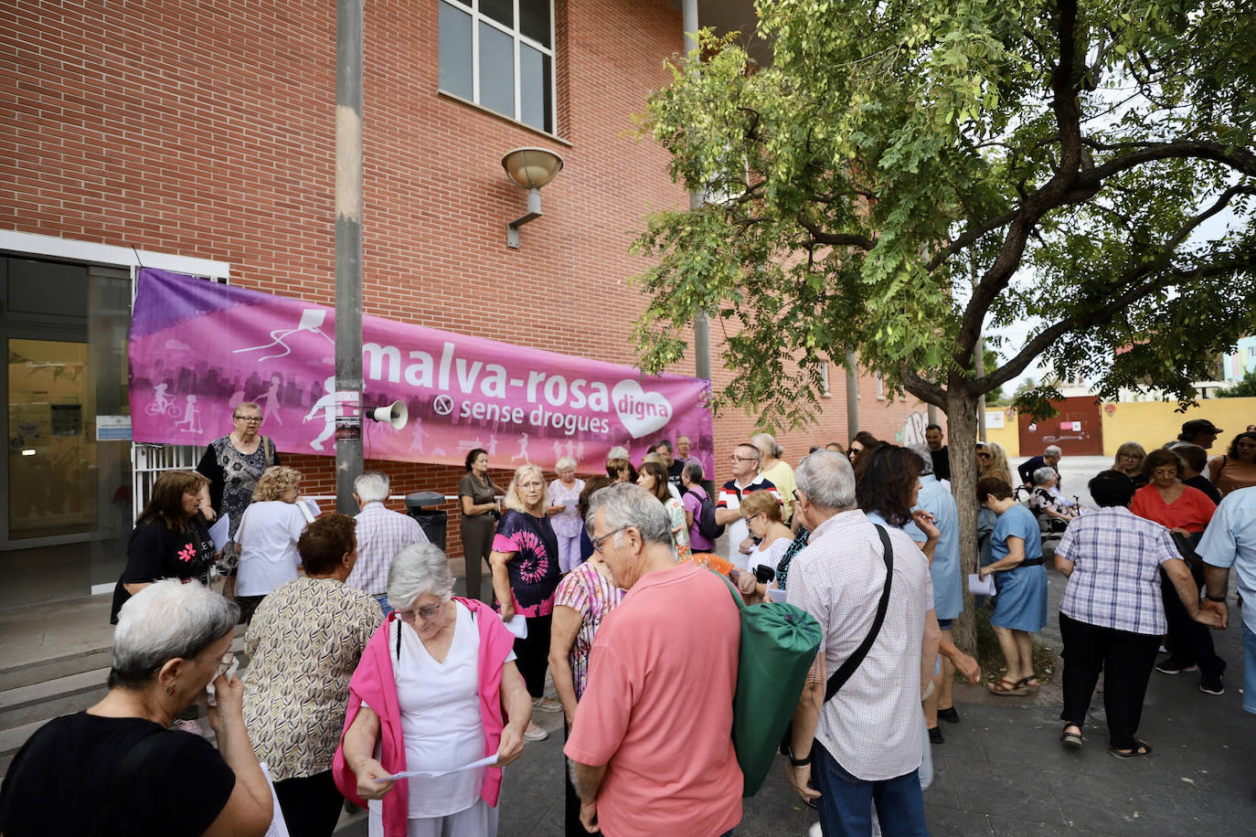 La Malvarrosa se manifiesta contra la droga y por un plan para las Casitas Rosas