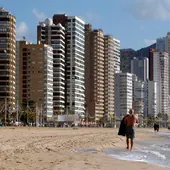 La Policía Local de Benidorm da la bienvenida al visitante más especial: «Ánimo Gyps»