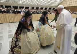 Las falleras mayores de Valencia 2022, Carmen Martín y Nerea López, junto al Papa Francisco.