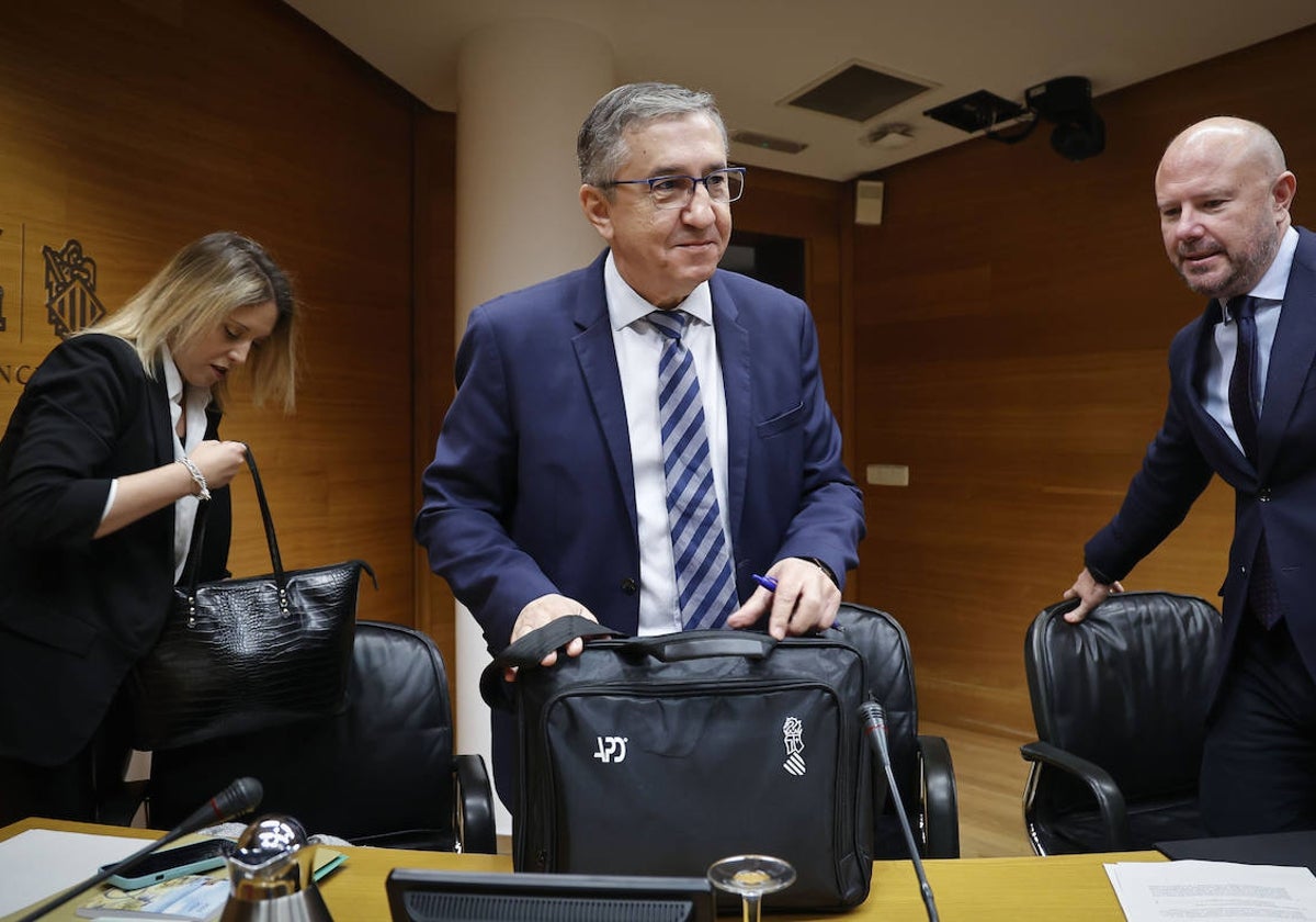 El conseller José Antonio Rovira, antes de una comparecencia en Les Corts.