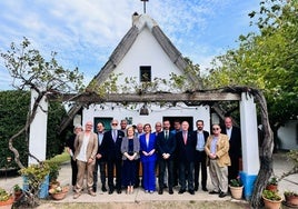 'Foto de familia' de los asistentes a la reunión.