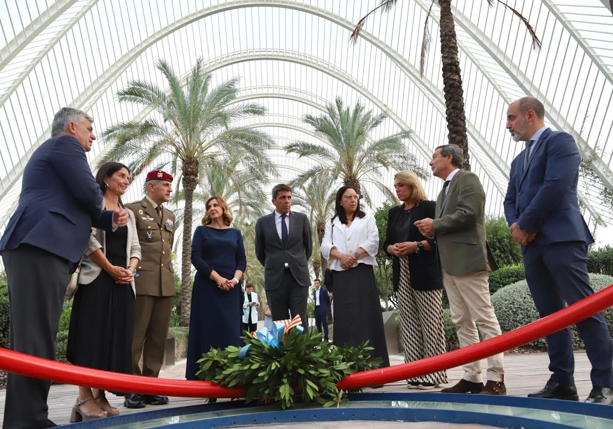 Miembros de las instituciones durante la ofrenda floral.