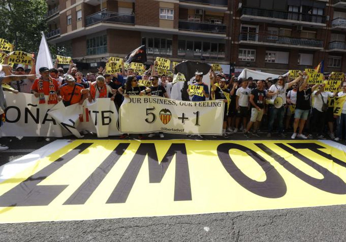 Manifestación contra Peter Lim en los aledaños de Mestalla.