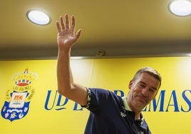 Luis Carrión, tras la rueda de prensa del partido ante el Celta, el último como técnico de Las Palmas.