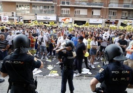 Manifestación junto a Mestalla contra Peter Lim y su gestión en el Valencia.