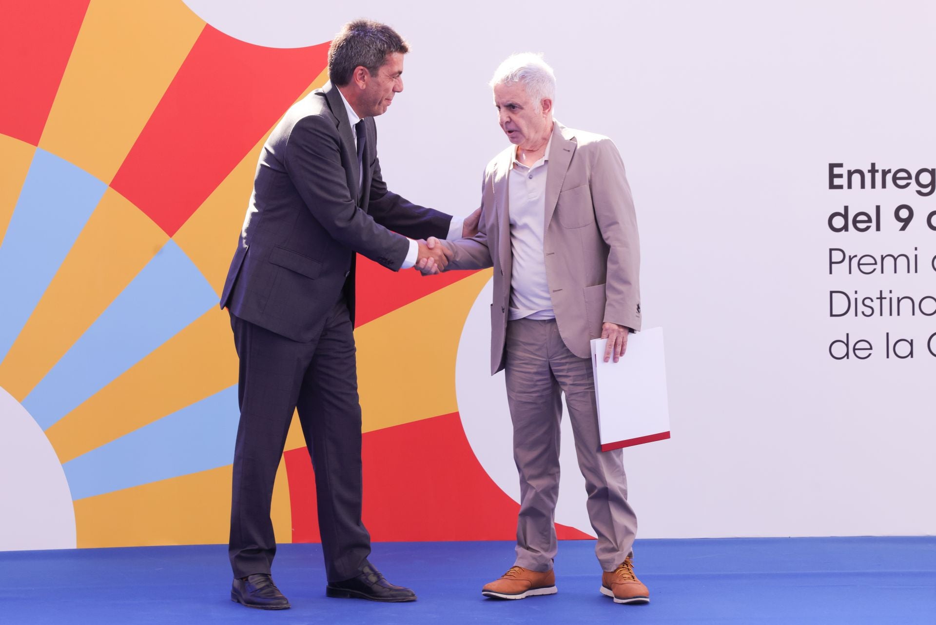 El presidente de la Generalitat, Carlos Mazón, y el escritor Ferran Torrent.