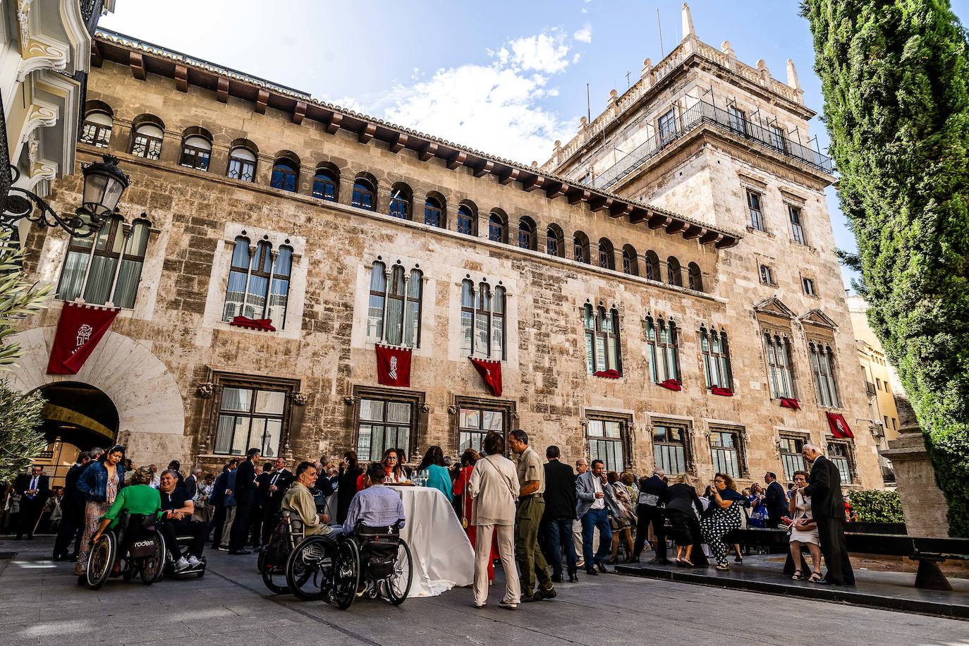 La sociedad valenciana acude a la recepción de la Generalitat por el 9 d&#039;Octubre