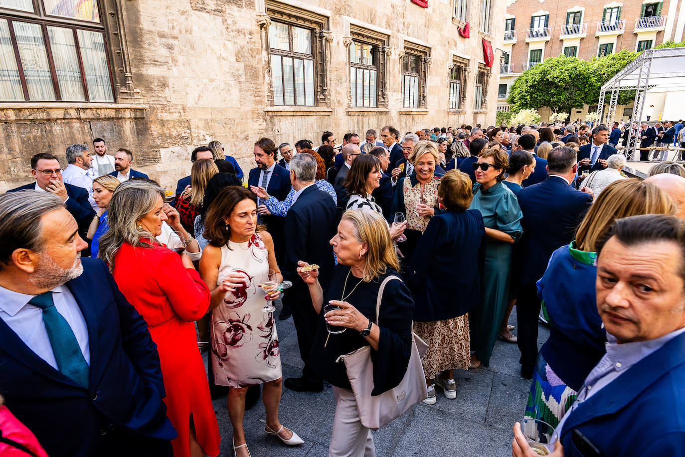 La sociedad valenciana acude a la recepción de la Generalitat por el 9 d&#039;Octubre