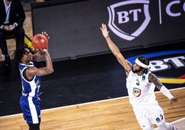 Badio se levanta para lanzar un triple, en un partido donde los taronja anotaron veinte.