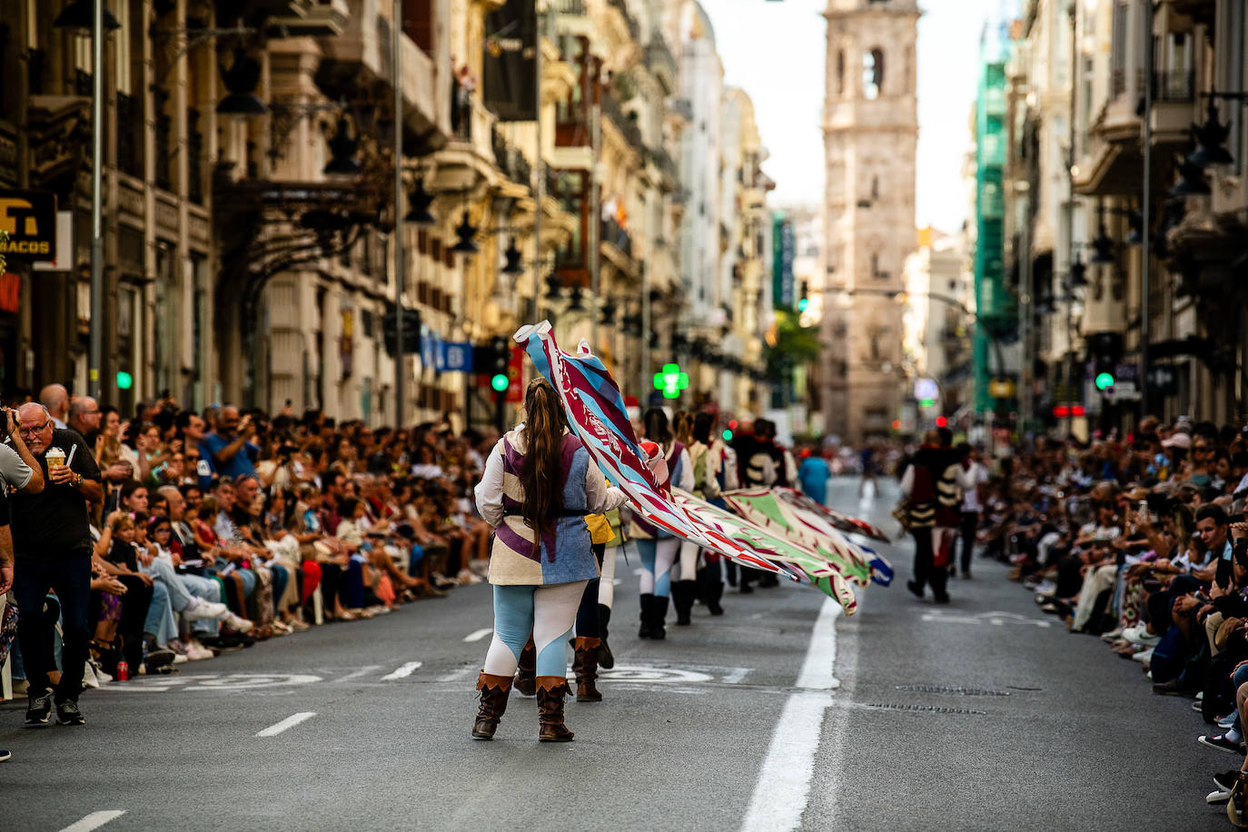 Espectacular desfile de moros y cristianos por el centro de Valencia