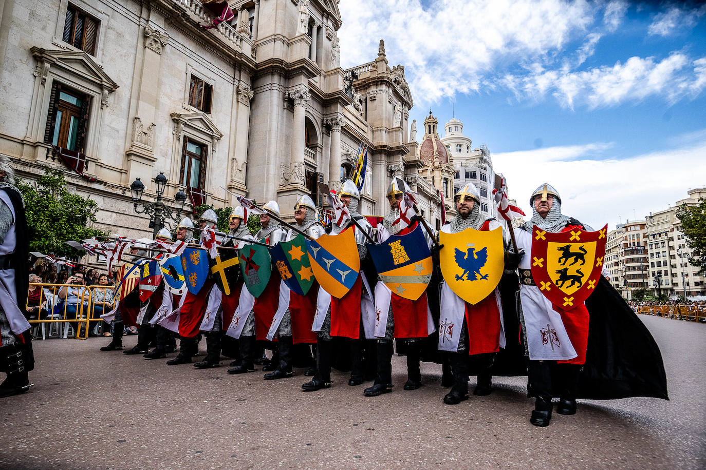 Espectacular desfile de moros y cristianos por el centro de Valencia