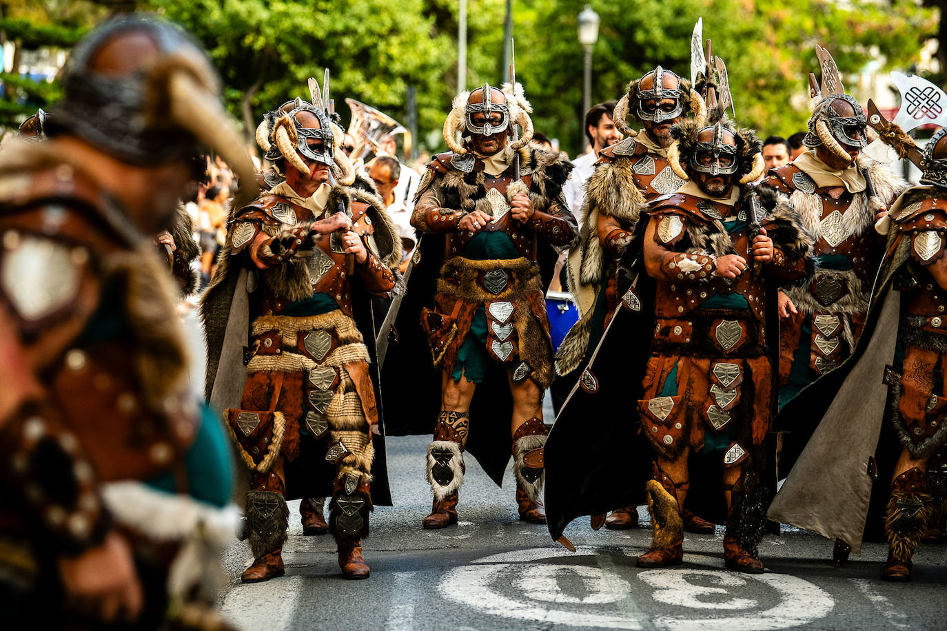 Espectacular desfile de moros y cristianos por el centro de Valencia