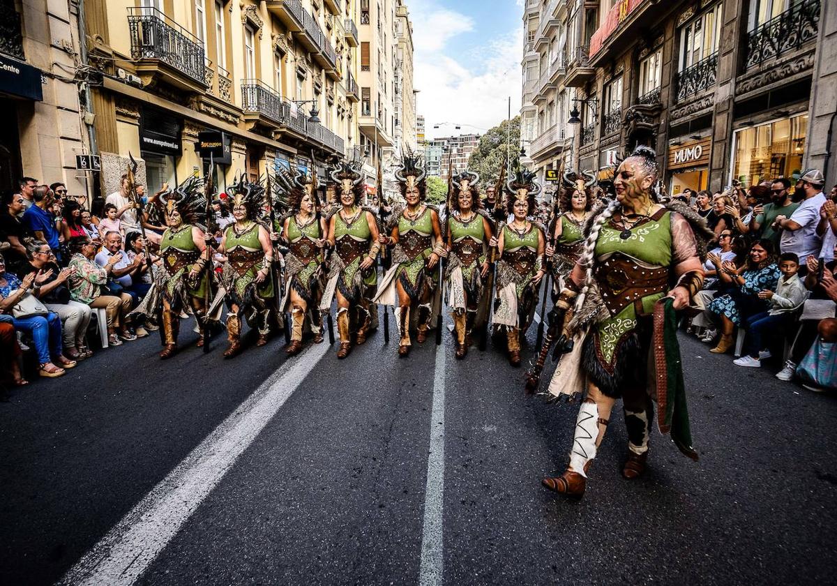 Espectacular desfile de moros y cristianos por el centro de Valencia