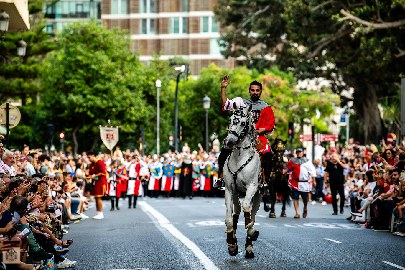 Espectacular desfile de moros y cristianos por el centro de Valencia