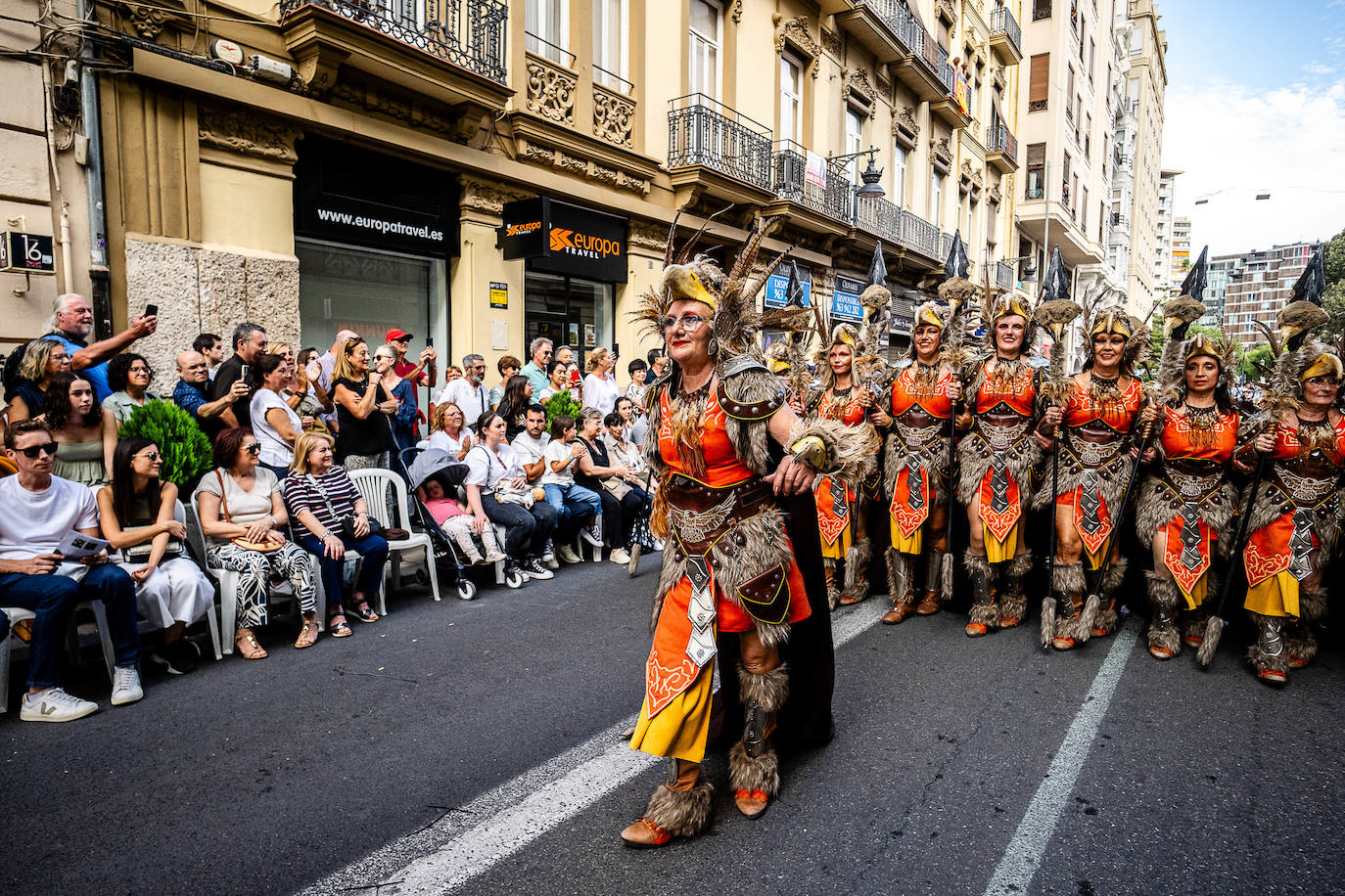 Espectacular desfile de moros y cristianos por el centro de Valencia