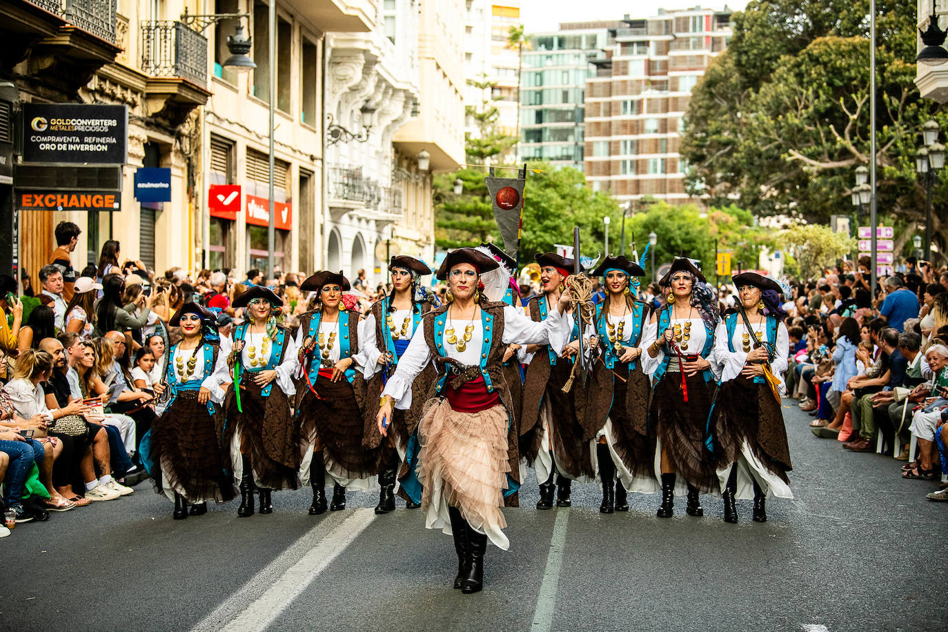 Espectacular desfile de moros y cristianos por el centro de Valencia