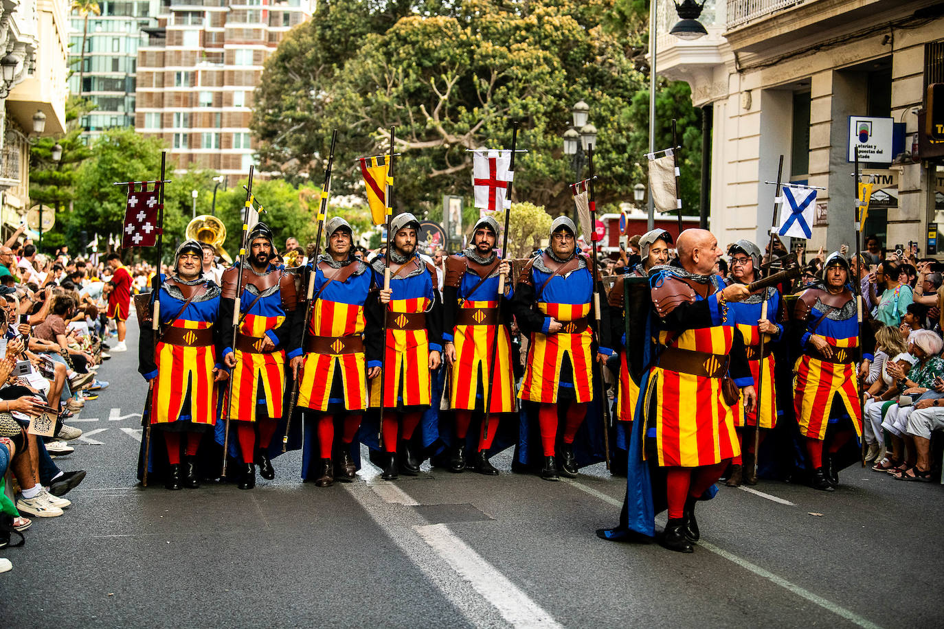 Espectacular desfile de moros y cristianos por el centro de Valencia