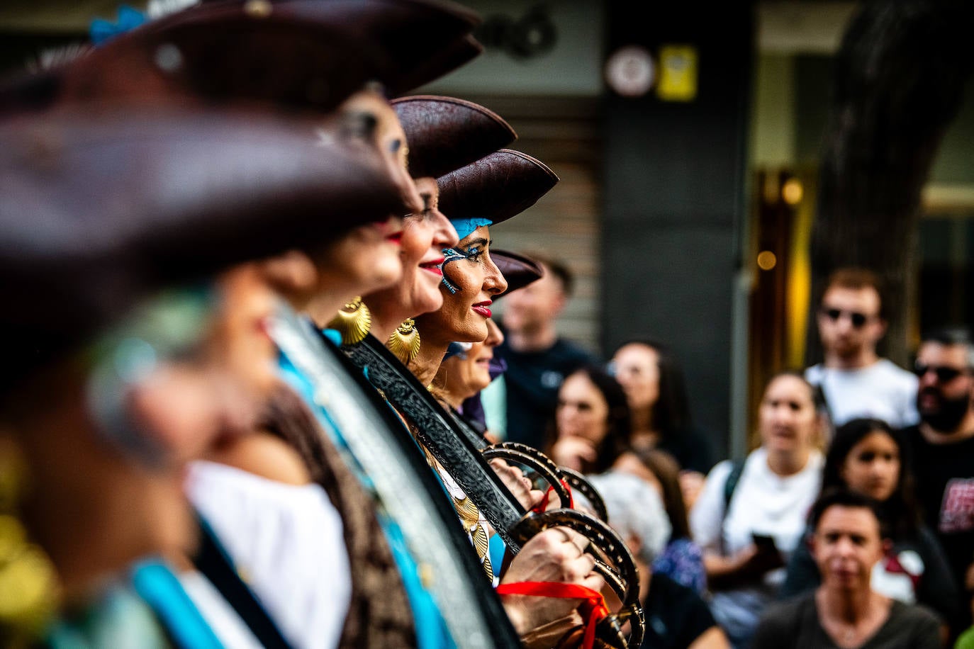 Espectacular desfile de moros y cristianos por el centro de Valencia