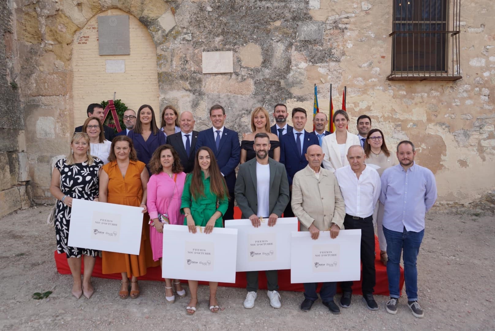 Sobre estas líneas, los galardonados de Xàtiva, junto a la Corporación municipal y abajo, los galardonados de Bocairent .