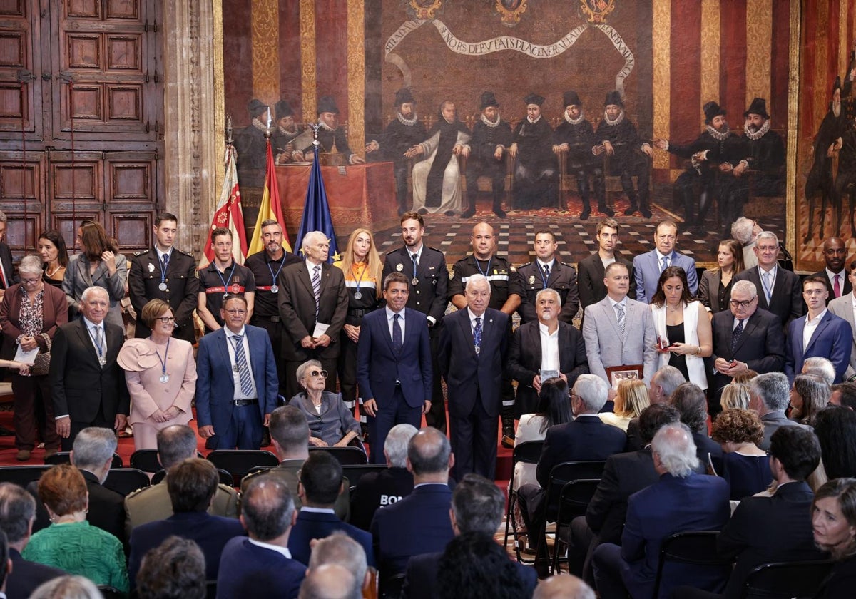 Mazón, entre los premiados por la Generalitat, en el Palau.