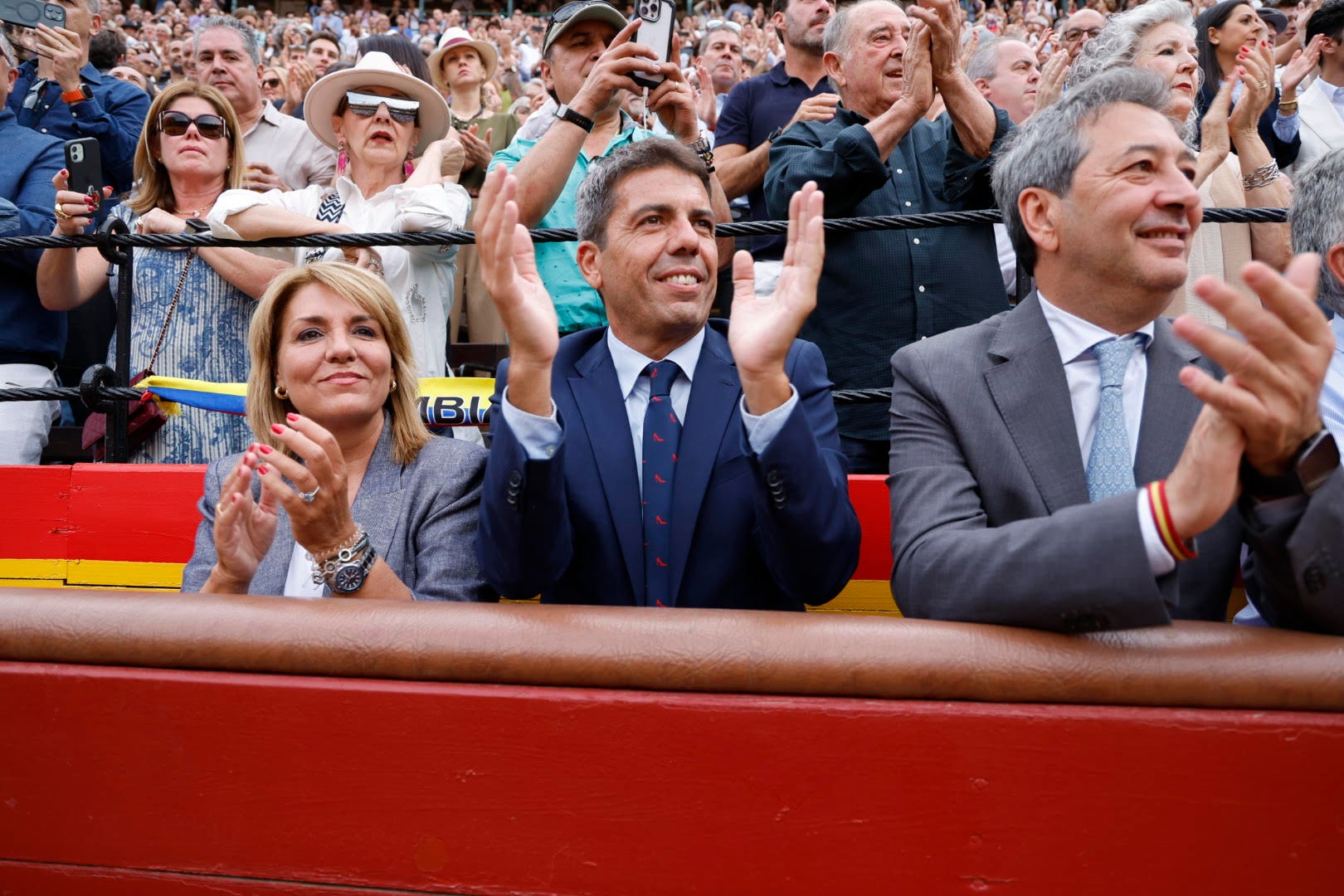 Enrique Ponce se rodea de amigos en su despedida de Valencia