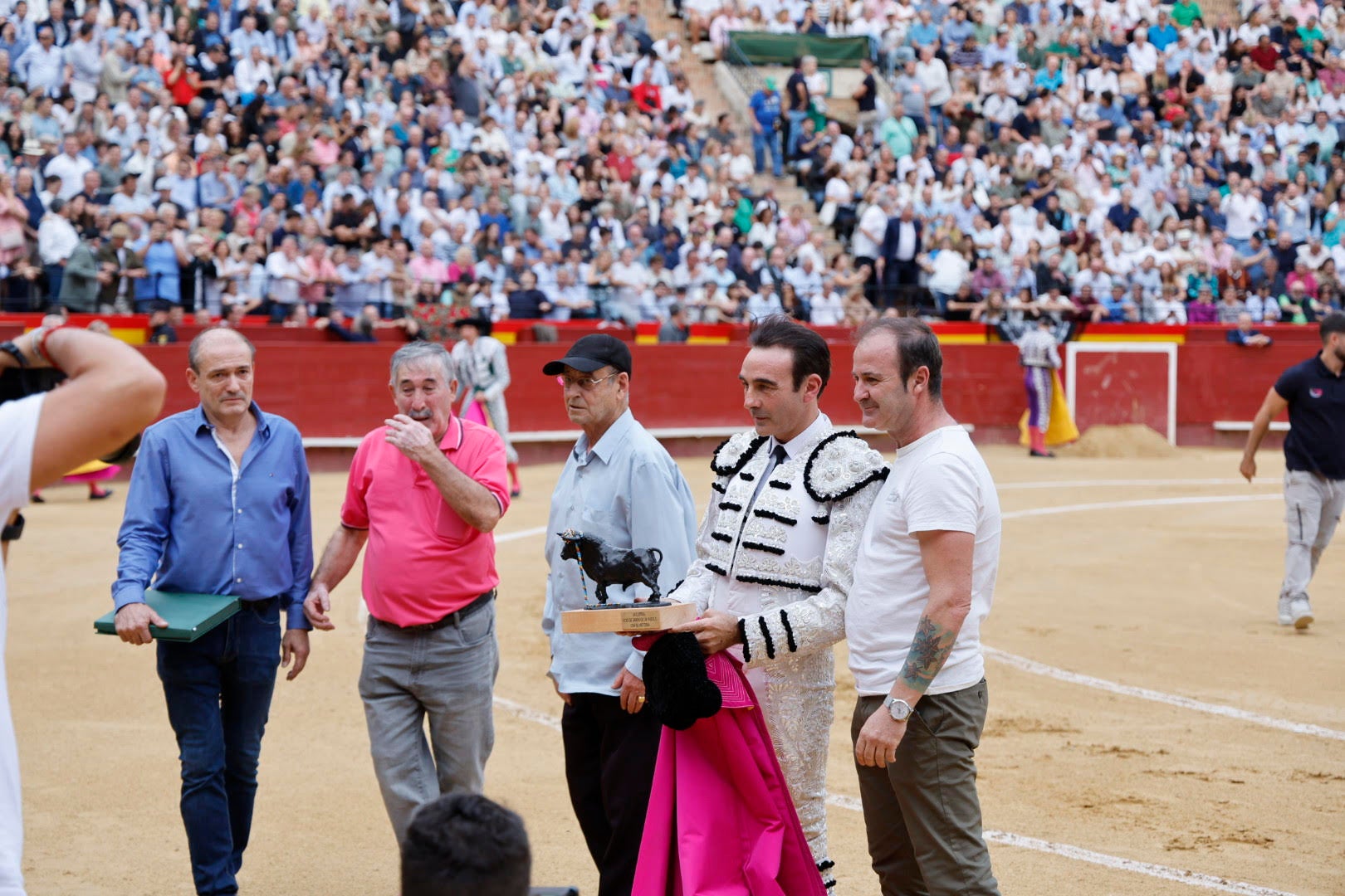 Enrique Ponce se rodea de amigos en su despedida de Valencia