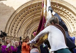 Apretón de manos entre la alcaldesa Catalá y Papi Robles a las puertas de la Catedral.