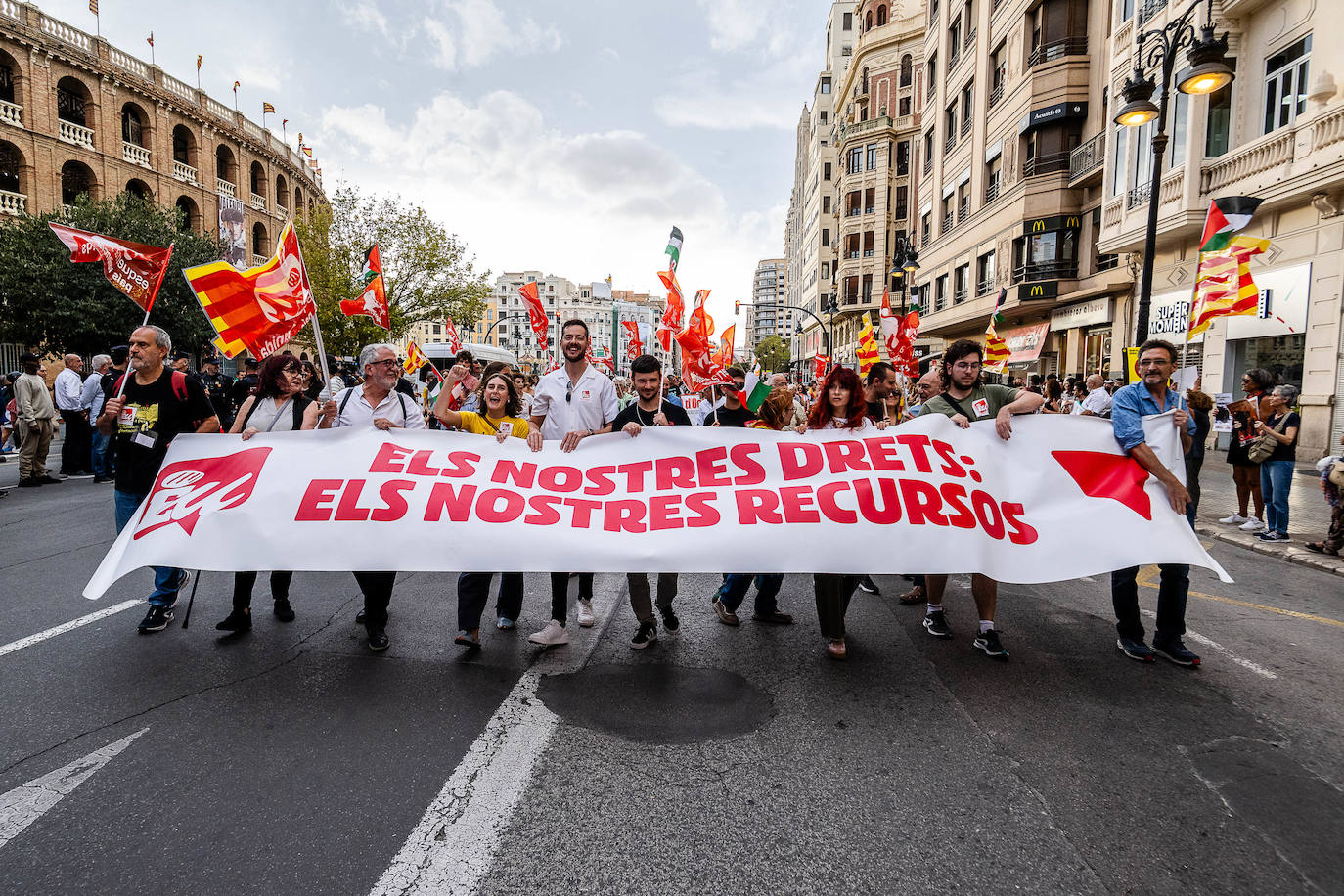 Fotos de la manifestación nacionalista en Valencia con el respaldo de Lluís Llach