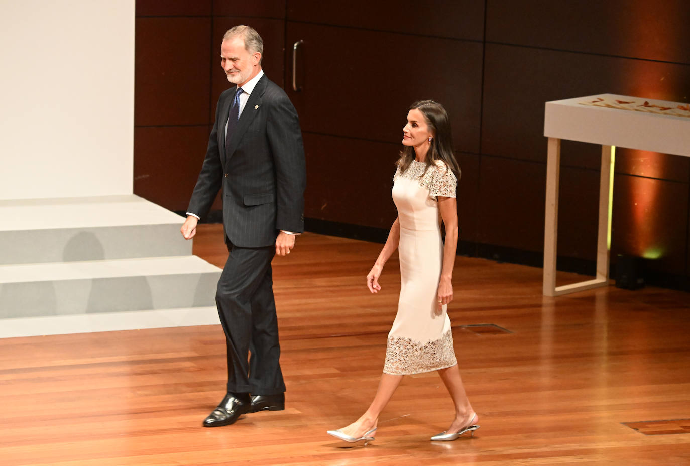 La Reina Letizia deslumbra de blanco y plata en la entrega de los Premios Nacionales de Cultura