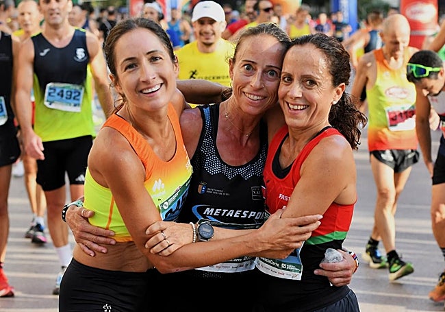 Tres corredoras comparten su alegría tras cruzar la línea de meta.