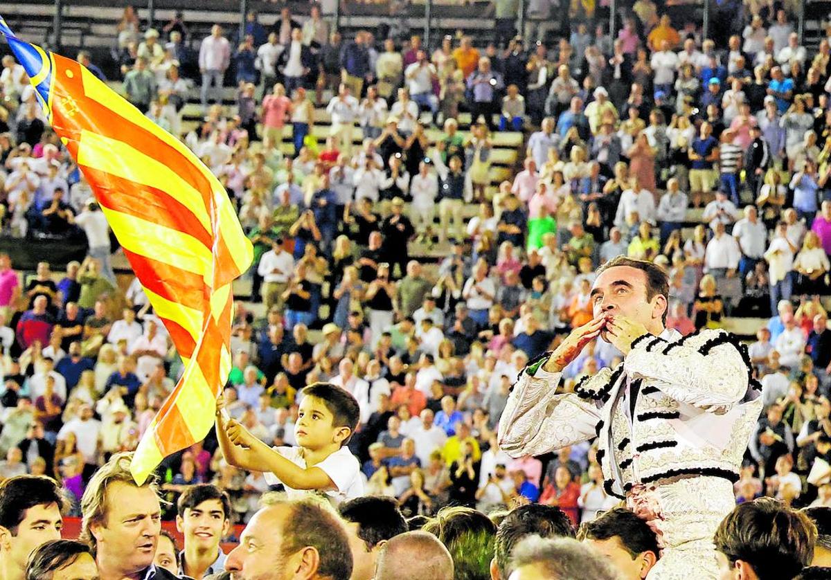 Salida de Enrique Ponce a hombros ayer de la plaza de toros de Valencia.