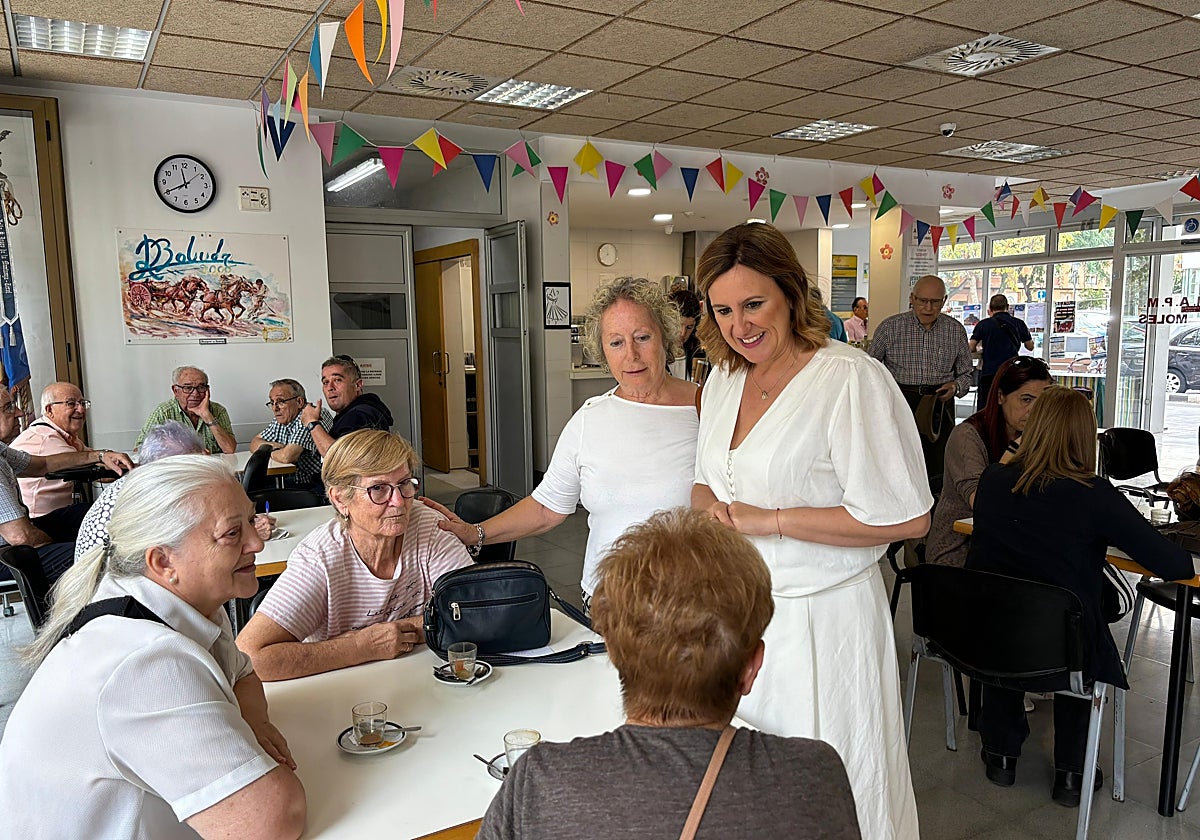 La alcaldesa, junto a la presidenta de la asociación de vecinos, Casilda Osa, y unas residentes, este jueves.