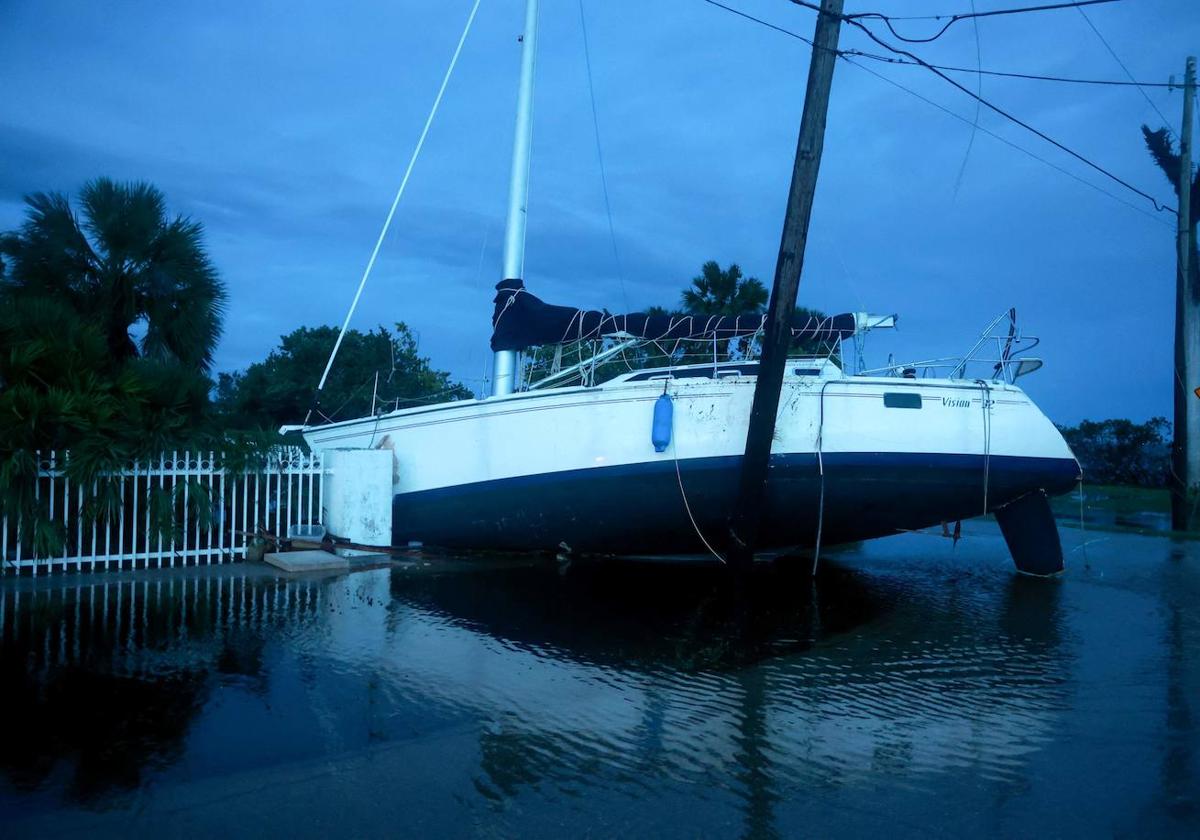 La increíble historia del 'teniente dan', el hombre que ha sobrevivido al paso del huracán milton en su barco | las provincias