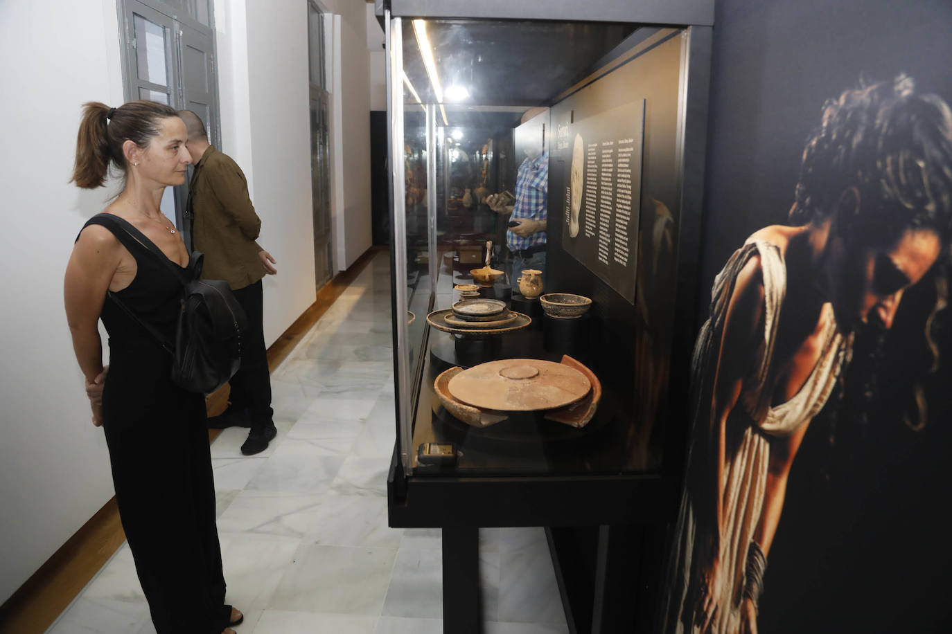 Una visitante admirando las piezas que se exponen en el MAD.