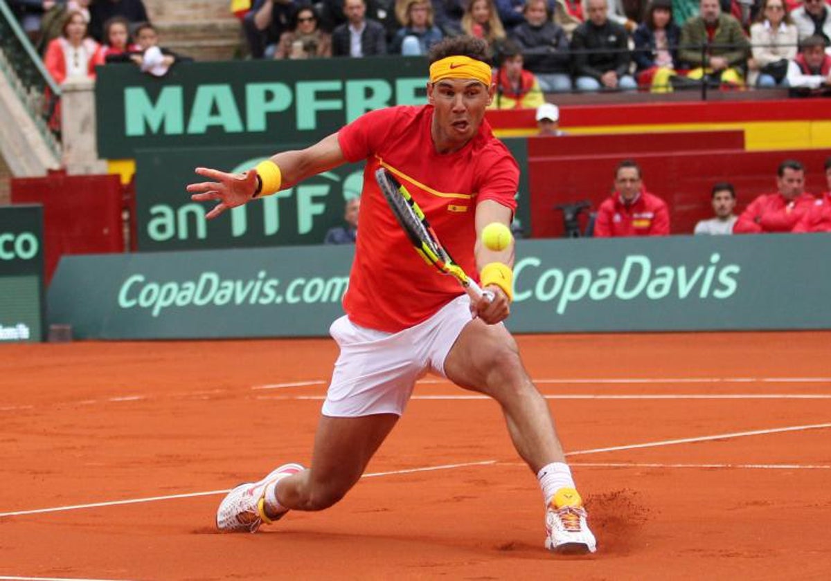 Rafa Nadal, durante uno de los partidos de cuartos de la Copa Davis ante Alemania disputados en la plaza de toros de Valencia.