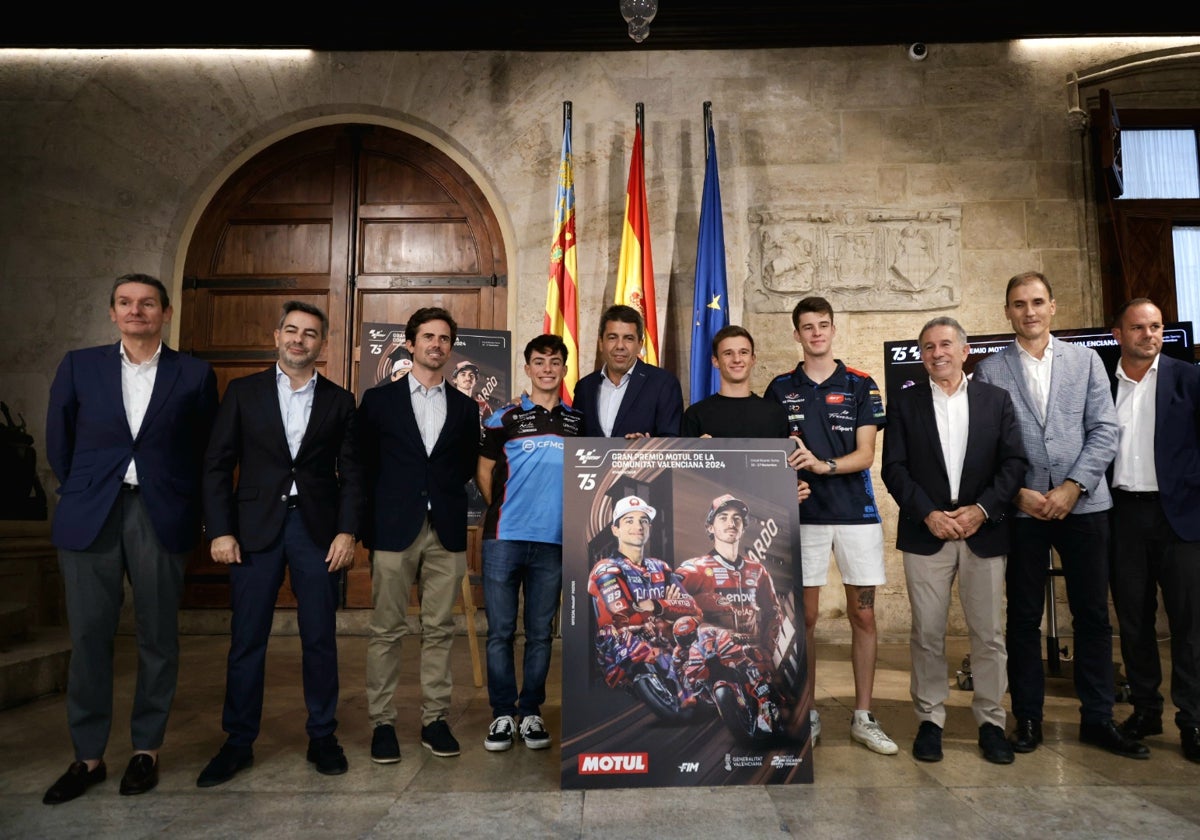 Carlos Mazón, junto al Aspar Team en la presentación para el cartel del GP de Motul de la Comunitat Valenciana