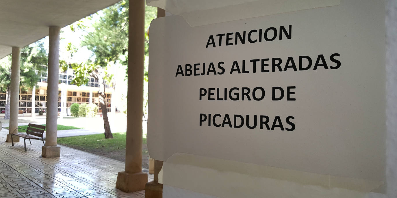 Uno de los carteles colocados en el cementerio para alertar del peligro.