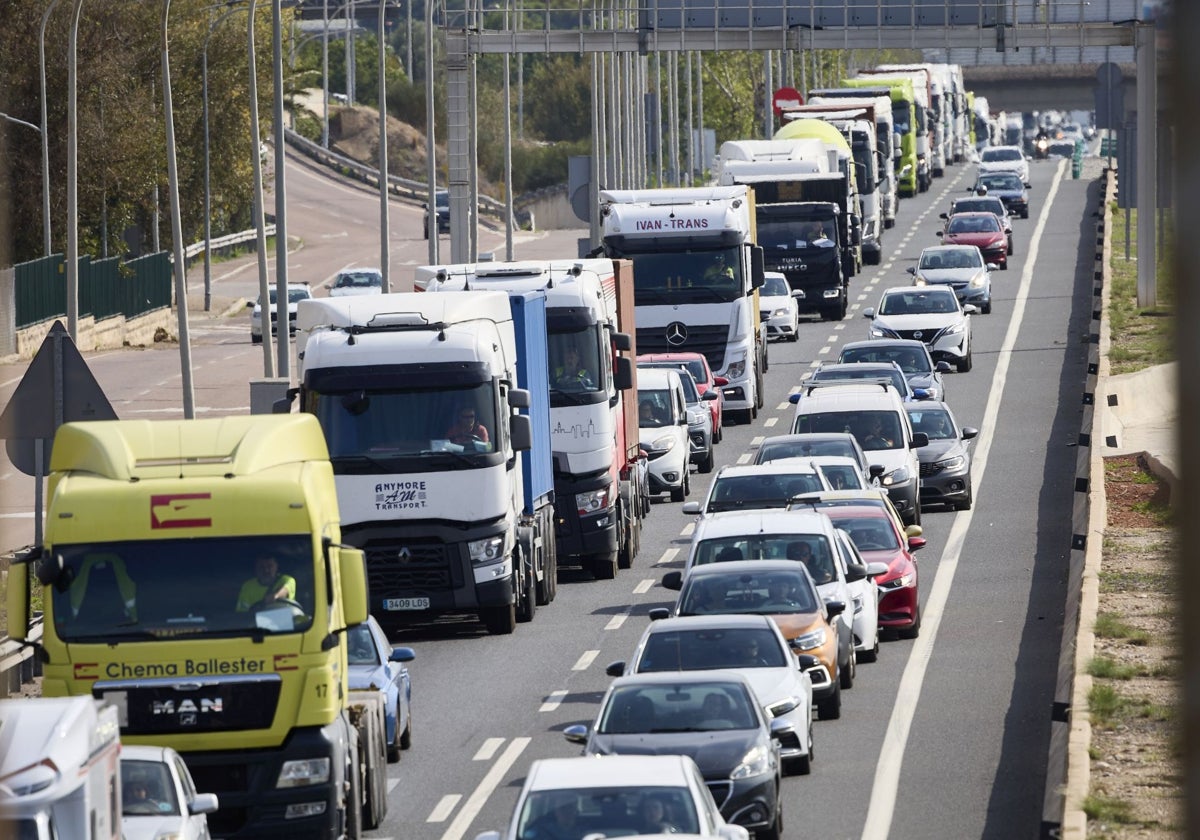 Este es el aspecto que presentaba la carretera sobre las tres de la tarde de este viernes, con decenas de vehículos retenidos.