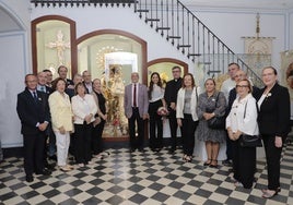 Entrega del dinero recaudado en los besamanos falleros, en la Basílica.