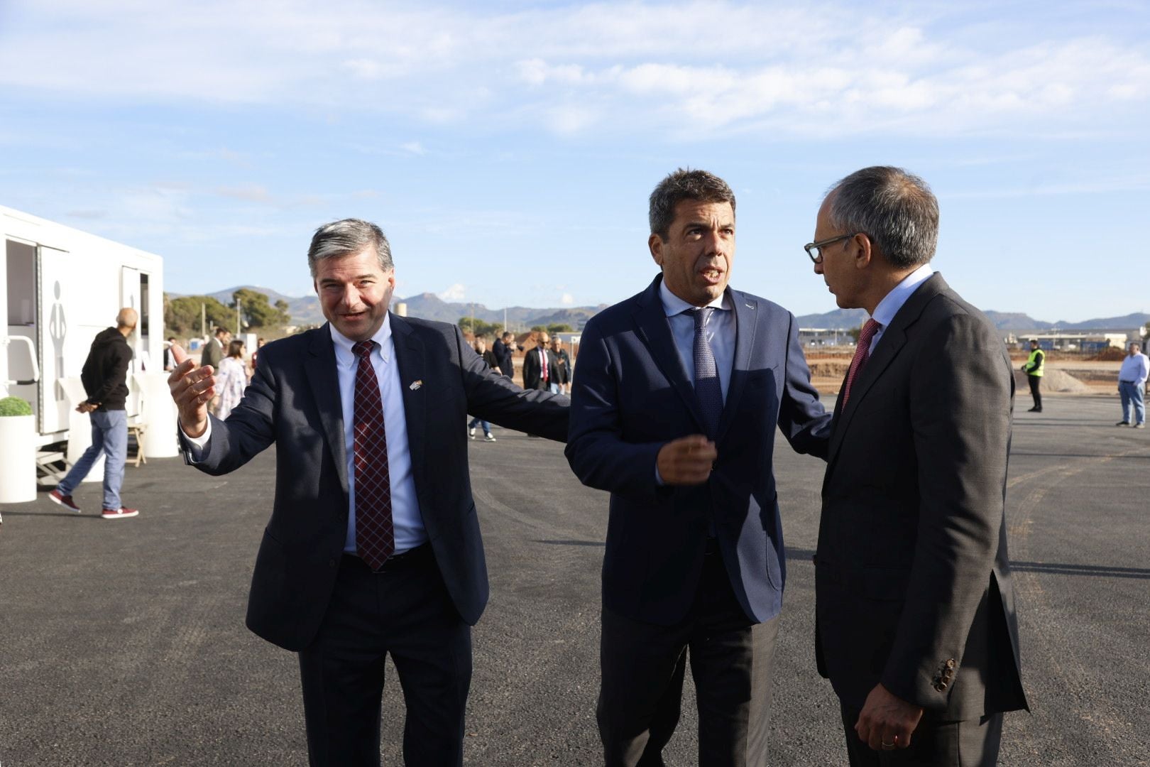 Fotos: Edwards pone la primera piedra de la fábrica de válvulas cardiacas en Moncada