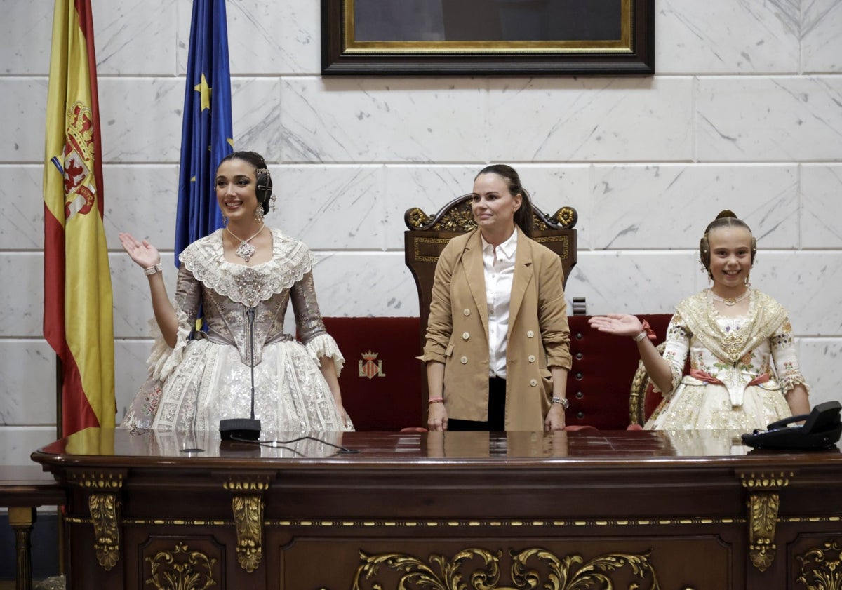 Imagen principal - Ensayo del saludo al público, de la entrada en el Hemiciclo y de las escalinatas.