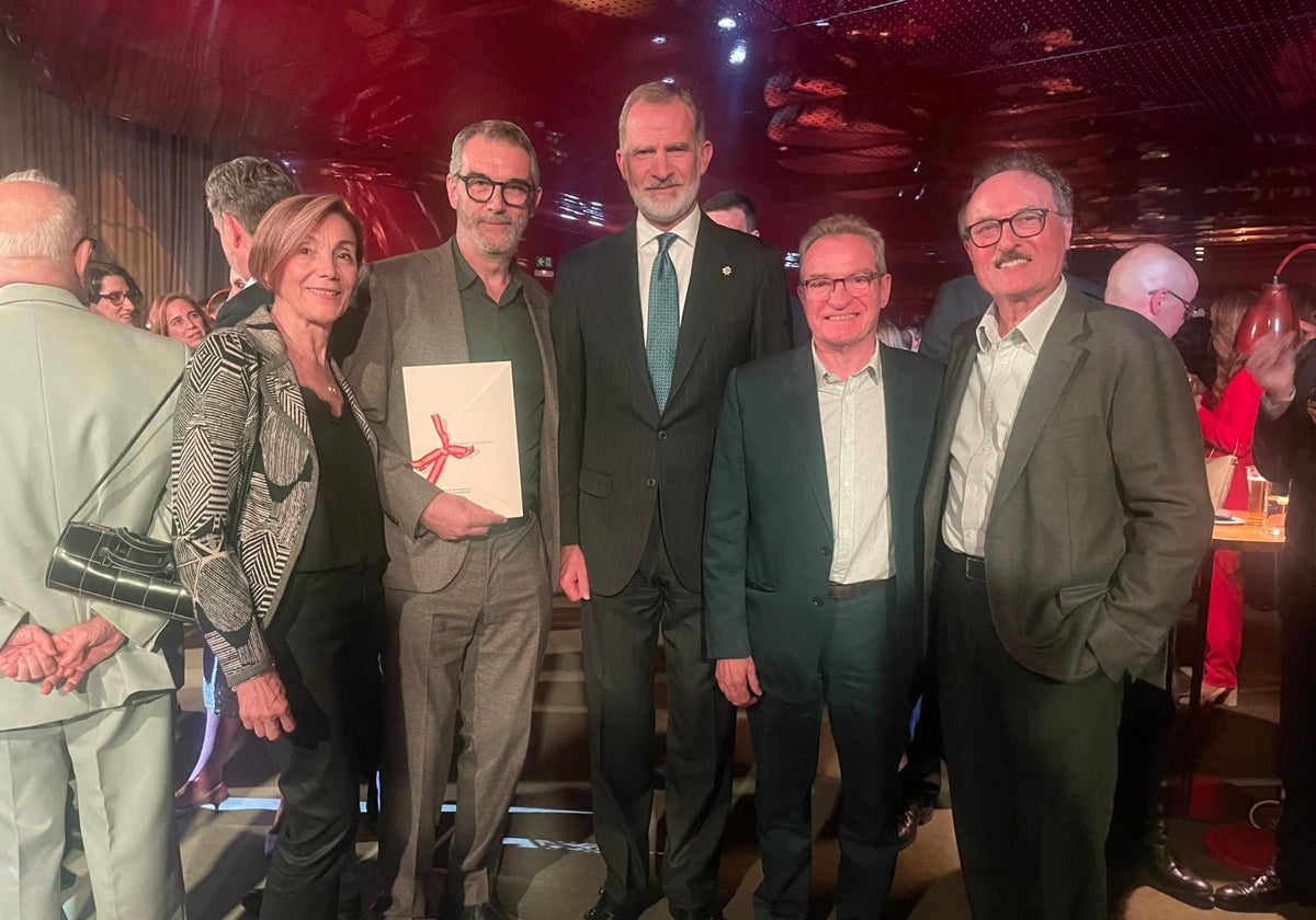 Los miembros de l'Associació Grup de Teatre L'Horta Francesca Picó, Rafa Tort, Joan E. Tamarit y Alfred Picó, gerente de L'Horta Teatre, junto al Rey Felipe VI.