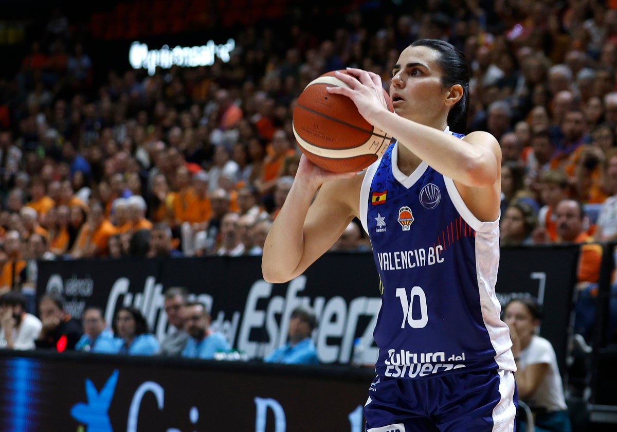 Leticia Romero, durante un partido del Valencia Basket en la Fonteta