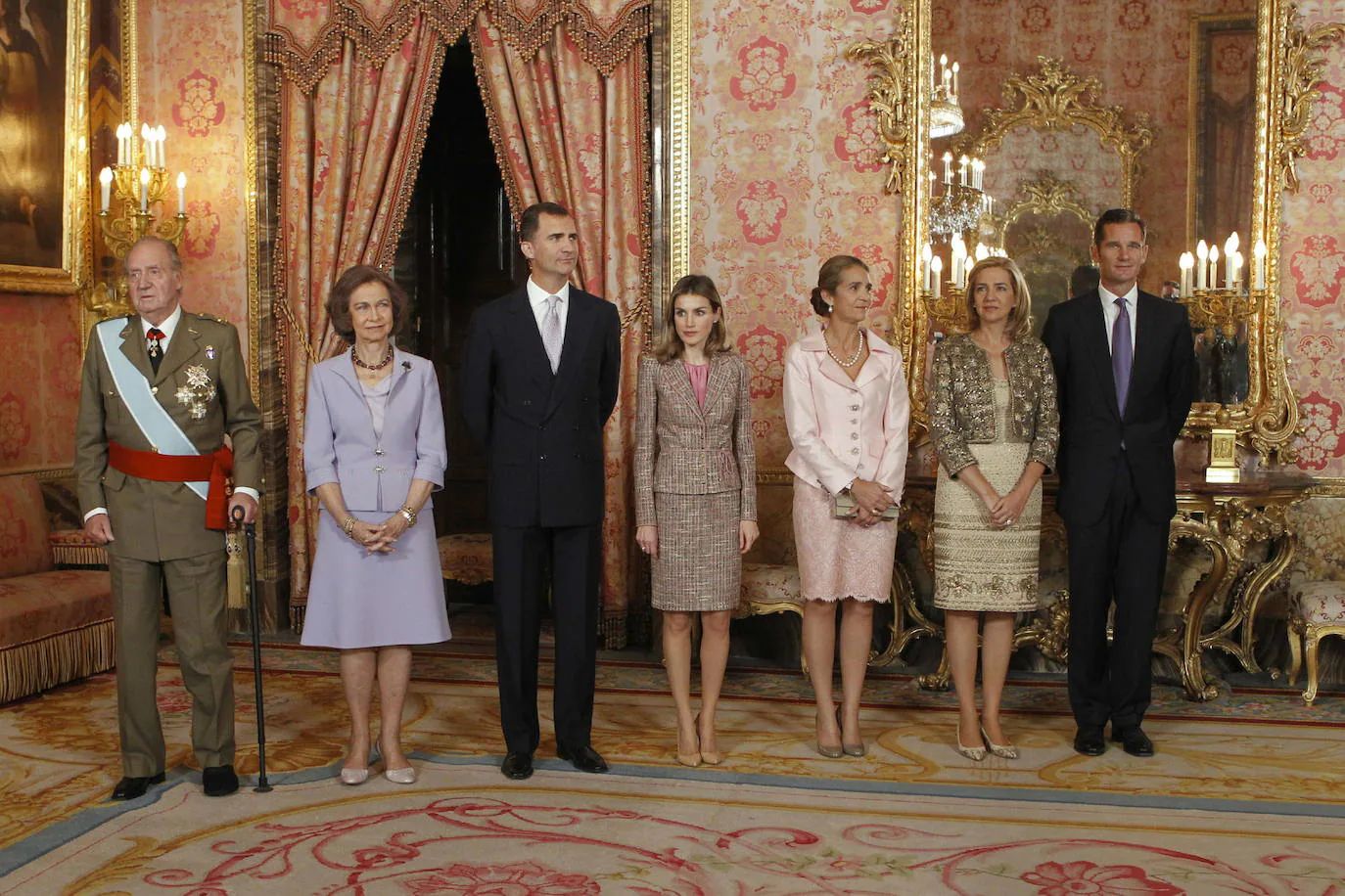 2011 | En 2011 la Reina Letizia un traje chaqueta de tweed en tonos rosas, y firmado por Felipe Varela