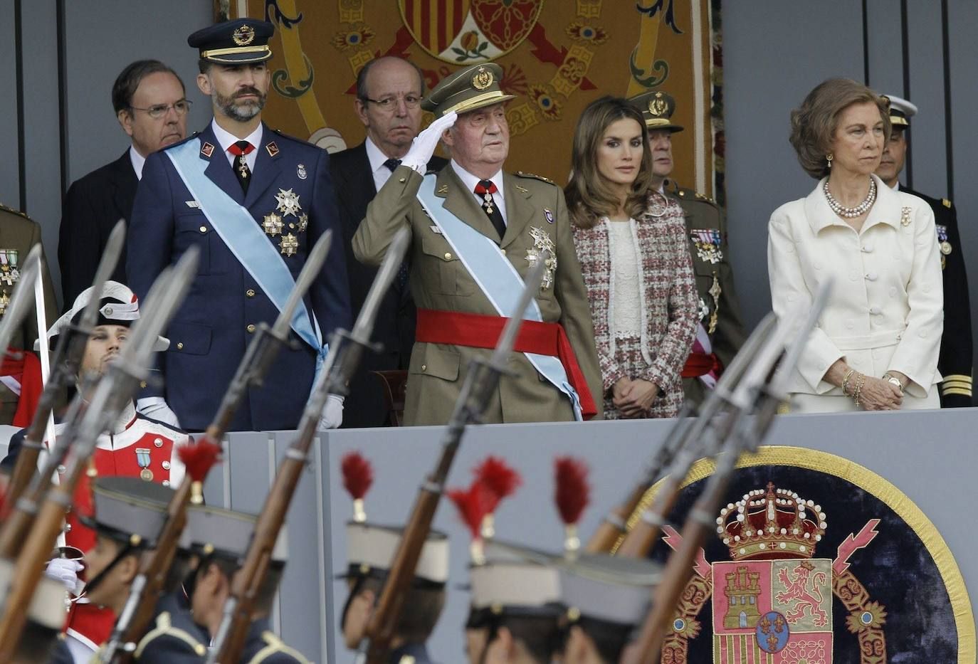 2012 | El conjunto que eligió doña Letizia en 2012 era formal y elegante en tonos teja y también de su diseñador de cabecera, Felipe Varela