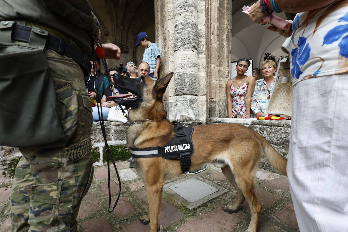 Fotos de la jornada de puertas abiertas en Capitanía General de Valencia con motivo del 12 de octubre