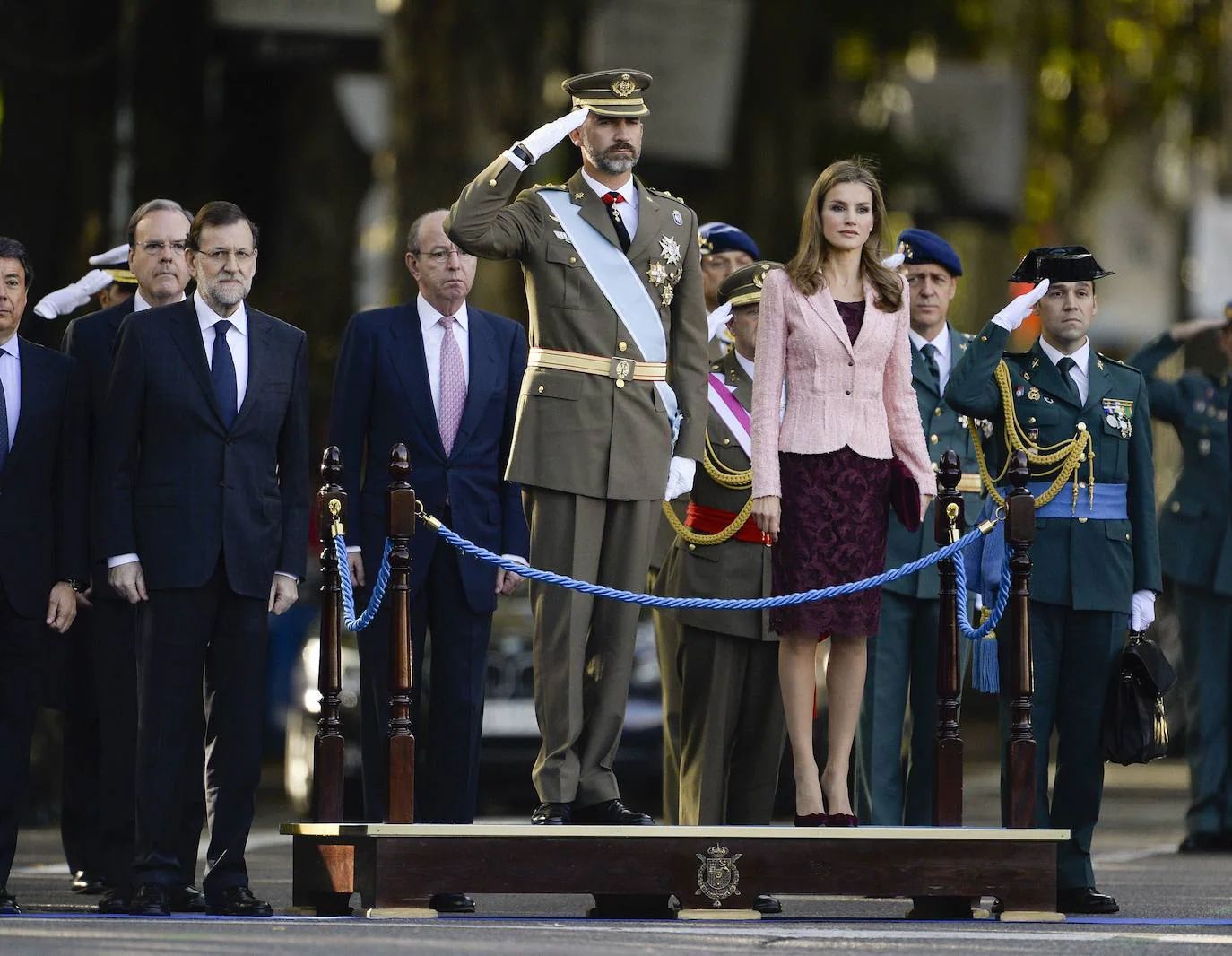 2013 | La entonces Princesa de Asturias se enfundó un vestido de encaje granate y chaqueta tweed rosa de Felipe Varela